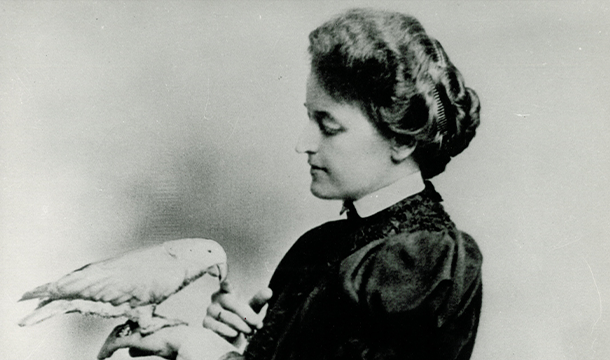 juliette gordon low with her pet parrot