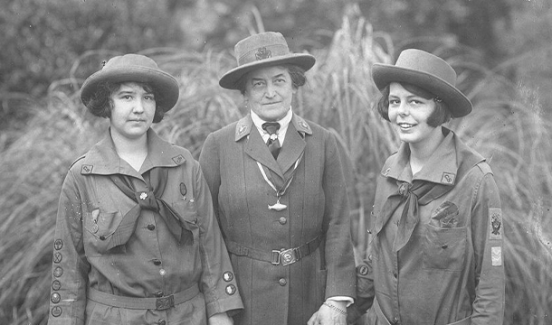 juliette gordon low standing next to two early girl scouts