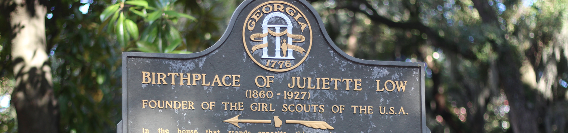  historical marker in front of the juliette gordon low birthplace 