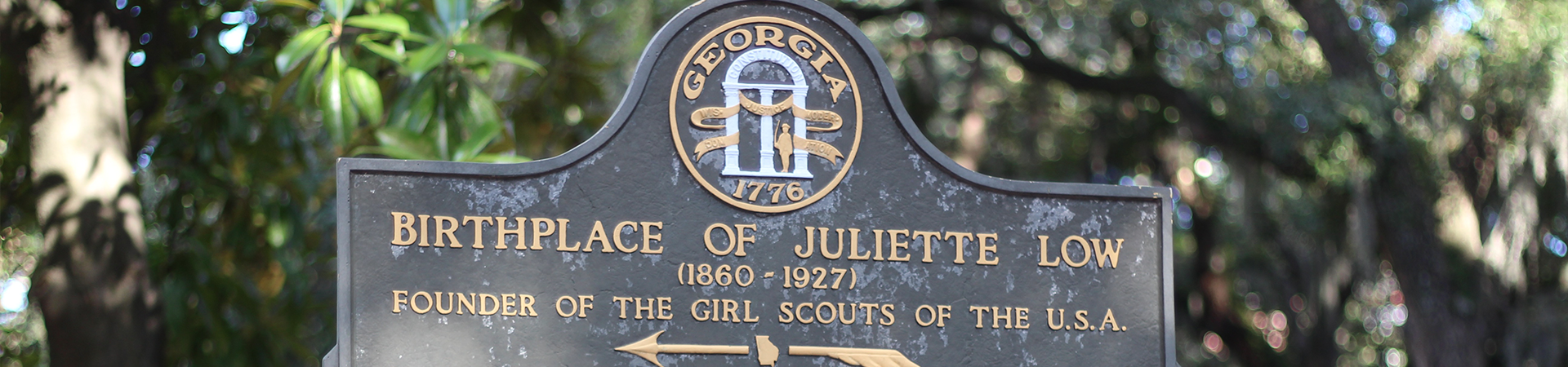  historical marker in front of the Juliette Gordon Low Birthplace 