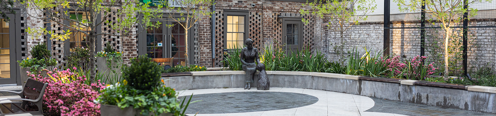  garden of the birthplace with juliette gordon low statue 