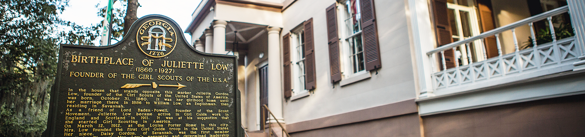  historical marker in front of the juliette gordon low birthplace 